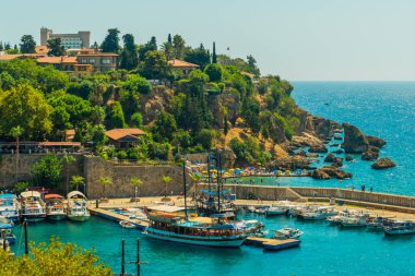 ANTALYA, TURKEY: Güneşli bir yaz gününde Antalya 'daki eski limanın ve limanın gemi ve tekneli üst manzarası, Türkiye.