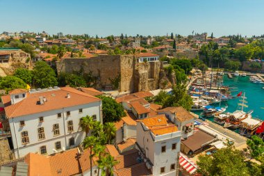 ANTALYA, TURKEY: Güneşli bir yaz gününde Antalya 'daki eski limanın ve limanın gemi ve tekneli üst manzarası, Türkiye.