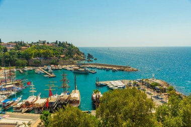 ANTALYA, TURKEY: Güneşli bir yaz gününde Antalya 'daki eski limanın ve limanın gemi ve tekneli üst manzarası, Türkiye.