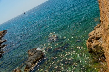 ANTALYA, TURKEY: Gemi, Türkiye 'nin güneşli bir yaz gününde kıyı şeridi etrafında bir gezi için Antalya limanından turist getiriyor.