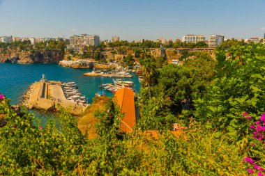 Antalya 'nın eski limanındaki deniz feneri güneşli bir yaz gününde, Türkiye.