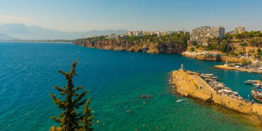 Antalya 'nın eski limanındaki deniz feneri güneşli bir yaz gününde, Türkiye.