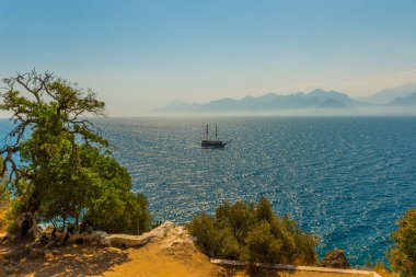 ANTALYA, TURKEY: Gemi, Türkiye 'nin güneşli bir yaz gününde kıyı şeridi etrafında bir gezi için Antalya limanından turist getiriyor.