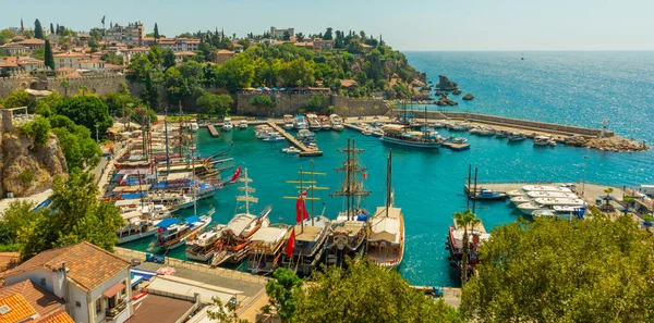 ANTALYA, TURKEY: Güneşli bir yaz gününde Antalya 'daki eski limanın ve limanın gemi ve tekneli üst manzarası, Türkiye.