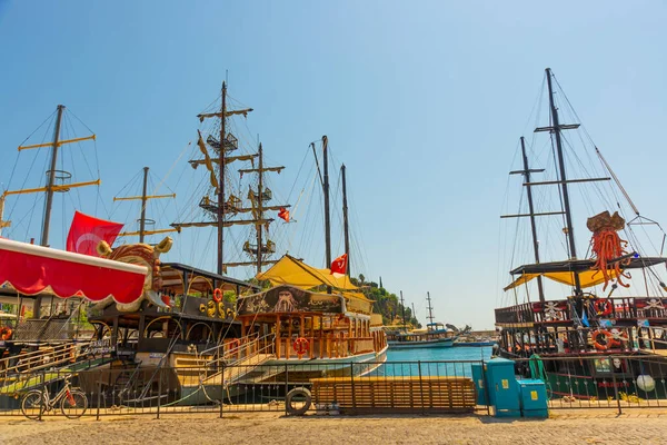 Antalya Türkei Als Pirat Dekoriertes Segelschiff Vor Blauem Himmel Und — Stockfoto