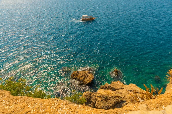 Antalya Turquía Pequeño Barco Turístico Con Turistas Largo Costa Mediterránea —  Fotos de Stock