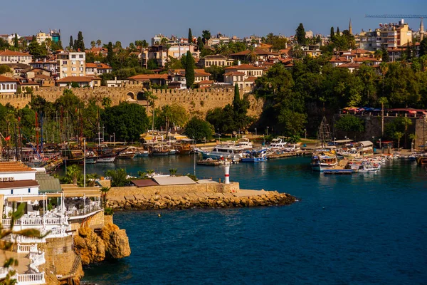 ANTALYA, TURKEY: Güneşli bir yaz gününde Antalya limanında eski liman ve turist tekneleri ve korsan gemileri için iskele manzarası.