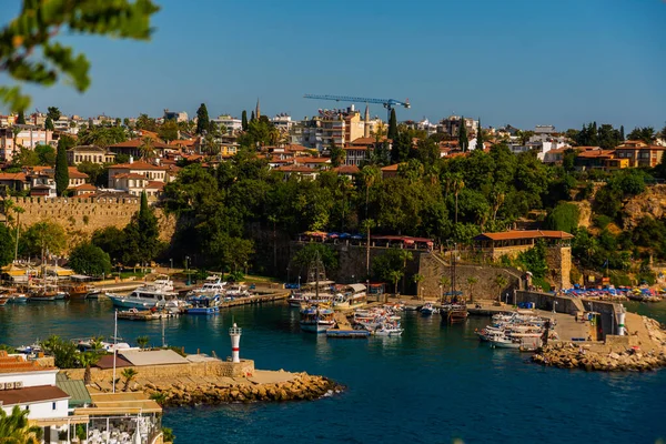 ANTALYA, TURKEY: Güneşli bir yaz gününde Antalya limanında eski liman ve turist tekneleri ve korsan gemileri için iskele manzarası.