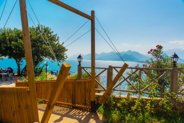 Antalya 'nın Atatürk Parkı' ndaki güzel ahşap köprü güneşli bir yaz gününde, Türkiye.