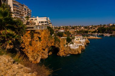 Güneşli bir yaz gününde Antalya 'nın göbeğindeki kayalıklarda mağara, Türkiye.