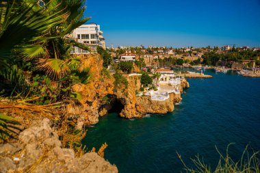 Güneşli bir yaz gününde Antalya 'nın göbeğindeki kayalıklarda mağara, Türkiye.