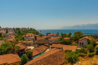 Türkiye 'nin Antalya kentinde güneşli bir günde Güzel Kaleici kasabası.