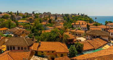 Türkiye 'nin Antalya kentinde güneşli bir günde Güzel Kaleici kasabası.