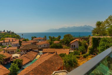 Türkiye 'nin Antalya kentinde güneşli bir günde Güzel Kaleici kasabası.