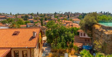 Türkiye 'nin Antalya kentinde güneşli bir günde Güzel Kaleici kasabası.