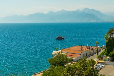 Antalya, Türkiye 'de güneşli bir yaz gününde eski kentin, denizin ve dağların güzel manzarası.