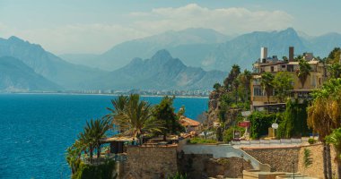 Antalya, Türkiye 'de güneşli bir yaz gününde eski kentin, denizin ve dağların güzel manzarası.