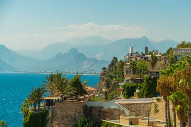 Antalya, Türkiye 'de güneşli bir yaz gününde eski kentin, denizin ve dağların güzel manzarası.