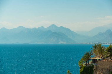 Antalya, Türkiye 'de güneşli bir yaz gününde eski kentin, denizin ve dağların güzel manzarası.