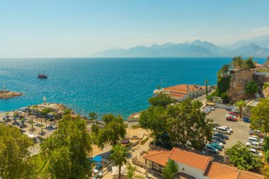 Antalya, Türkiye 'de güneşli bir yaz gününde eski kentin, denizin ve dağların güzel manzarası.