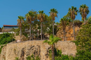 Türkiye 'nin Antalya kentinde güneşli bir günde Güzel Kaleici kasabası.