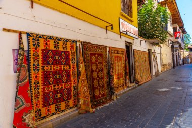ANTALYA, TURKEY: Türkiye 'nin Antalya kentinin tarihi kesiminde geleneksel Türk halılarının sokakta satışı. Eski Antalya kasabası turistler arasında popüler bir yer.