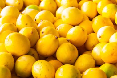 AnTALYA, TURKEY: bir sokak pazarında sarı limon satışı. Türkiye 'nin Antalya kentindeki geleneksel Türk pazarı.