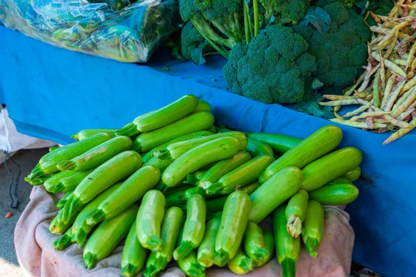 ANTALYA, TURKEY: Prodej cukety na pouličním trhu. Tradiční turecký bazar v Antalyi. — Stock fotografie