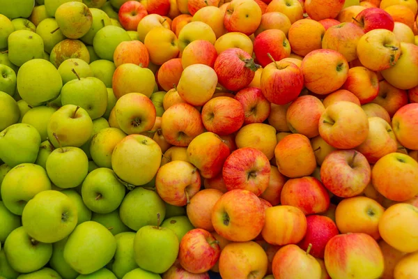 ANTALYA, TURKEY: Sale of apples in a street market. Grocery traditional Turkish bazaar in Antalya. — Stock Photo, Image