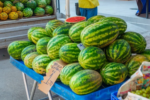 ANTALYA, TURKEY: semangka dijual di pasar jalan. Grosir bazar Turki tradisional di Antalya. — Stok Foto