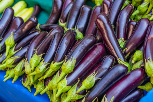 ANTALYA, TURQUÍA: Venta de berenjena en un mercado callejero. Comestibles bazar tradicional turco en Antalya. — Foto de Stock