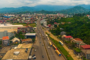 BATUMI, GEORGIA: Teleferikle şehrin üst görüntüsü. Arka planda şehir binaları ve dağlar var. Kablodaki gezinti Batumi 'nin en popüler turistik yerlerinden biridir.