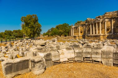 Güneşli bir yaz gününde mavi gökyüzünün arka planında, Kenar Kenar 'daki Nemfoman Çeşmesi. Roma İmparatoru Vespasian İ.Ö. 2. yüzyılda inşa edildi..