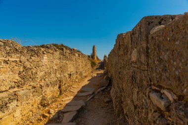 Güneşli bir yaz gününde, şehrin eski harabeleri mavi gökyüzünün arka planına karşıdır. Yana, Antalya ili, Türkiye.