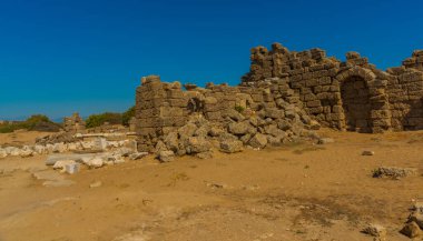 Güneşli bir yaz gününde, Blue Sky 'ın arka planında yer alan antik kalıntılar. Yana, Antalya ili, Türkiye.