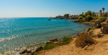 Yanda, TURKEY: Mavi gökyüzünün arka planında güneşli bir yaz gününde, Kenar ve Akdeniz 'deki eski Türk evlerinin manzarası.