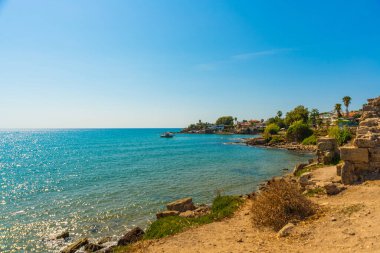 Yanda, TURKEY: Mavi gökyüzünün arka planında güneşli bir yaz gününde, Kenar ve Akdeniz 'deki eski Türk evlerinin manzarası.