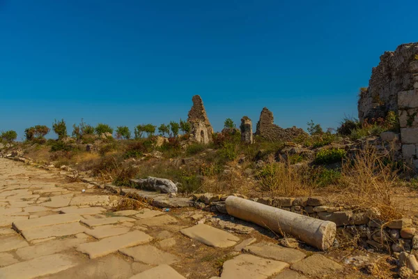 Lado Turquía Antiguas Ruinas Una Carretera Ciudad Side Soleado Día — Foto de Stock