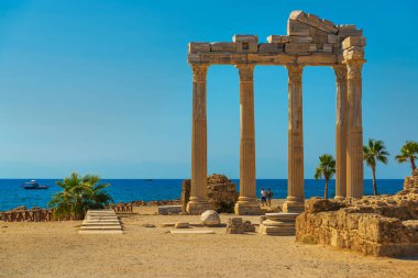 Güzelim bir yaz gününde, Antalya, Türkiye 'de Apollo Tapınağı' nın kalıntıları