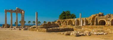 Güzelim bir yaz gününde, Antalya, Türkiye 'de Apollo Tapınağı' nın kalıntıları