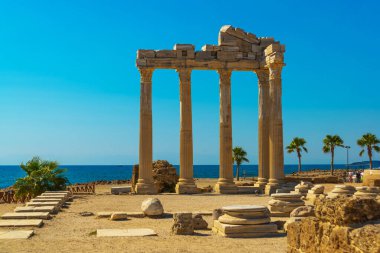 Güzelim bir yaz gününde, Antalya, Türkiye 'de Apollo Tapınağı' nın kalıntıları