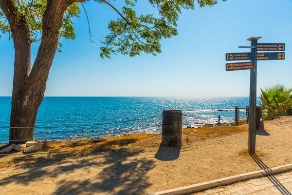 Mavi Gökyüzünün Arka Planında Güneşli Bir Yaz Gününde Akdeniz Kıyısındaki — Stok fotoğraf