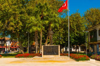 Kenar, TURKEY: merkez meydan ile Atatürk heykeli. Yana, Antalya ili, Türkiye.