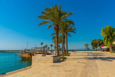 Mavi gökyüzünün arka planında güneşli bir yaz gününde, Akdeniz kıyısındaki gezinti güvertesinden manzarayı seyret..