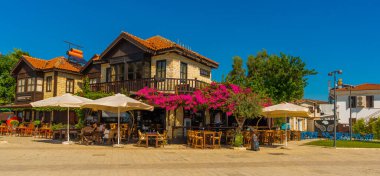 SİZE, TÜRKEY: Mavi gökyüzünün arka planında güneşli bir yaz gününde, Kenar mahallelerdeki eski Türk evleri.