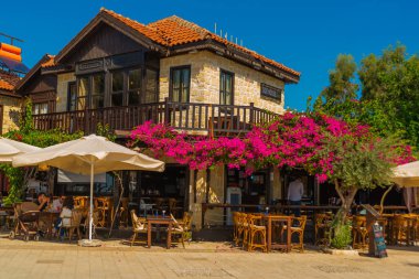 SİZE, TÜRKEY: Mavi gökyüzünün arka planında güneşli bir yaz gününde, Kenar mahallelerdeki eski Türk evleri.