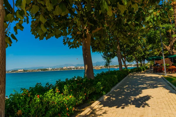 Lado Turquia Promenade Cidade Side Dia Ensolarado Verão Fundo Céu — Fotografia de Stock