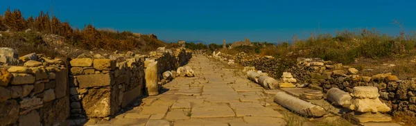 Πλευρα Τουρκια Αρχαία Ερείπια Και Ένας Δρόμος Στην Πόλη Της — Φωτογραφία Αρχείου