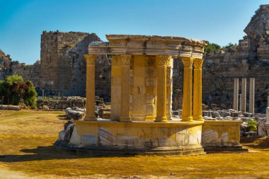 Agora antik alışveriş bölgesi ve Tukhe tapınağı, güneşli bir yaz gününde mavi gökyüzünün arka planında..