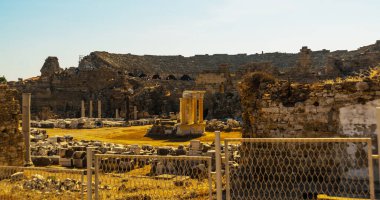 Güneşli bir yaz gününde, Kenar Mahallesindeki antik bir tiyatronun kalıntıları..